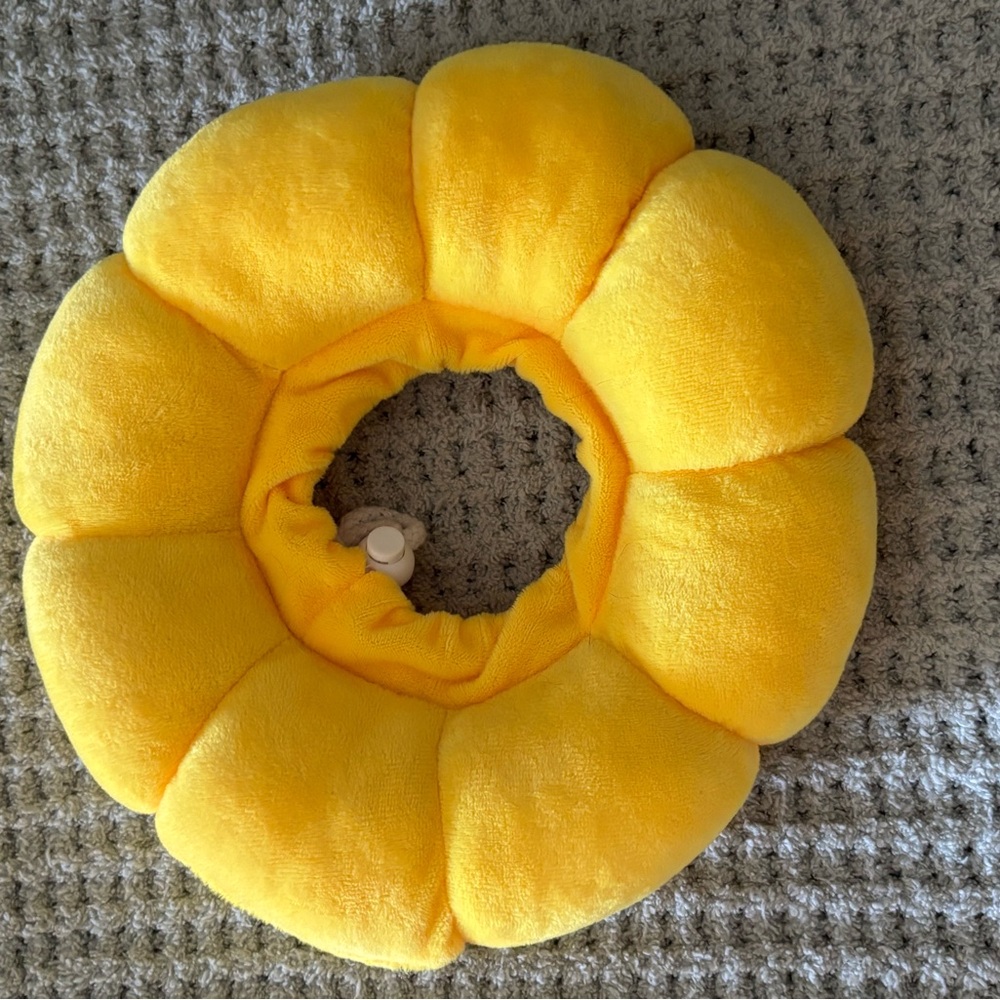 Amazon Yellow Pet Cat Flower Collar - Picture 2 of 2